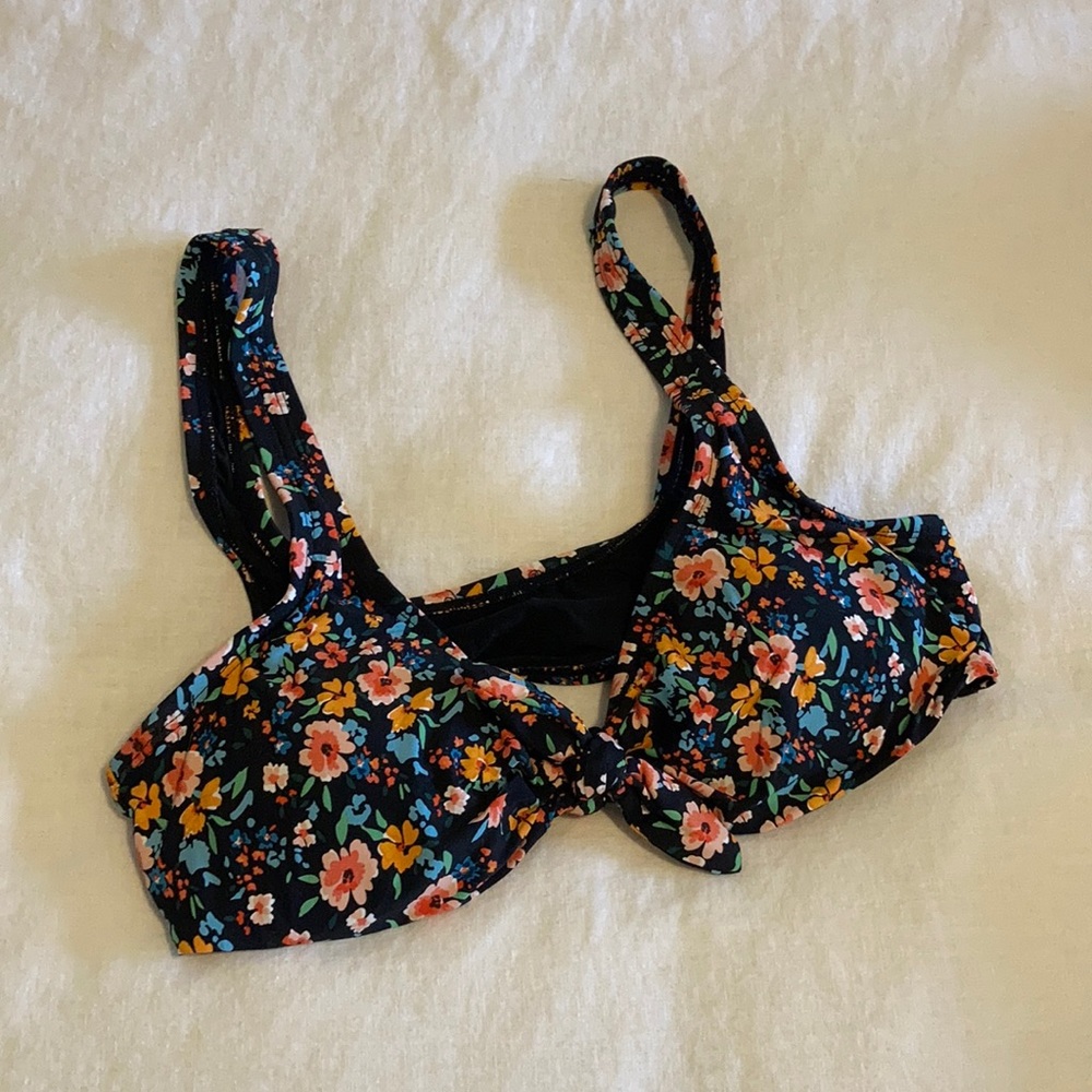 NWOT Floral Bikini Top